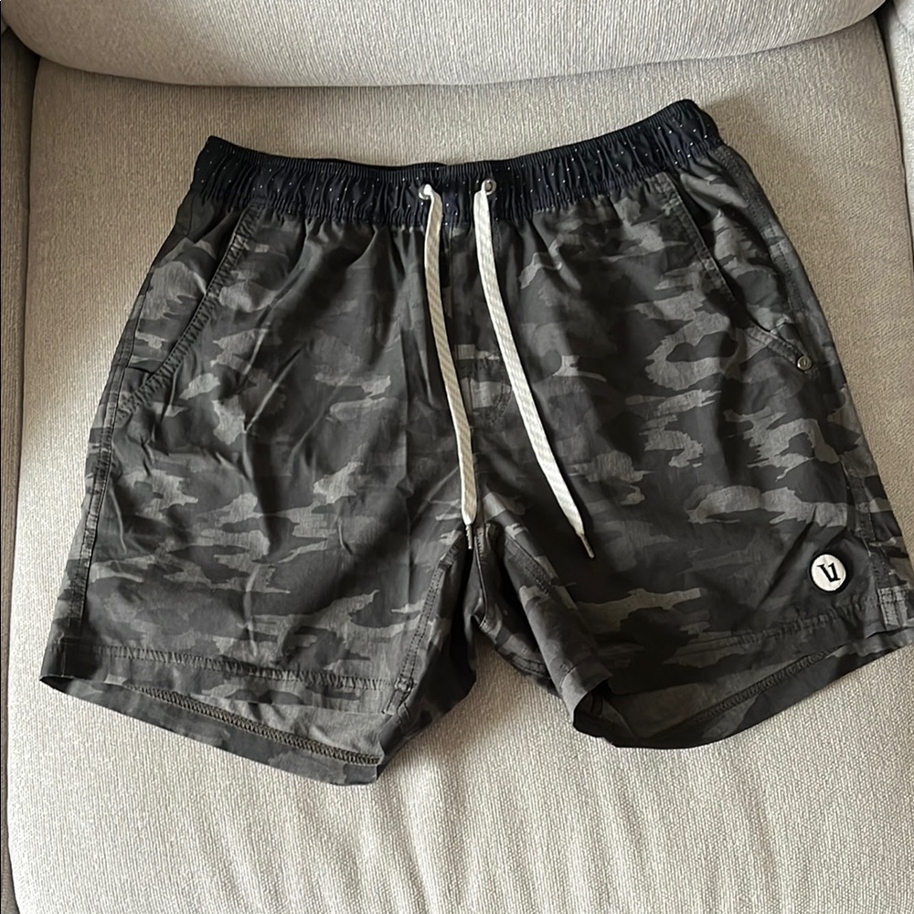 Vuori Camouflage Shorts w/ liner. (M)
